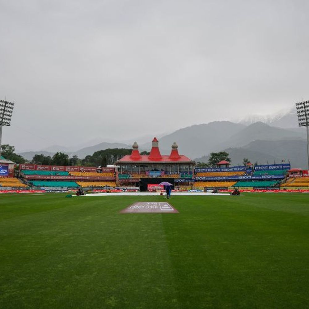 IND vs AFG પહેલી વન-ડે: ભારતે ટૉસ જીતીને બોલિંગ લીધી:ટીમ ઈન્ડિયા માટે હર્ષ દુબે અને ગુરનૂર બરારે ડેબ્યૂ કર્યું ; 25-25 ઓવરનો મુકાબલો રમાશે