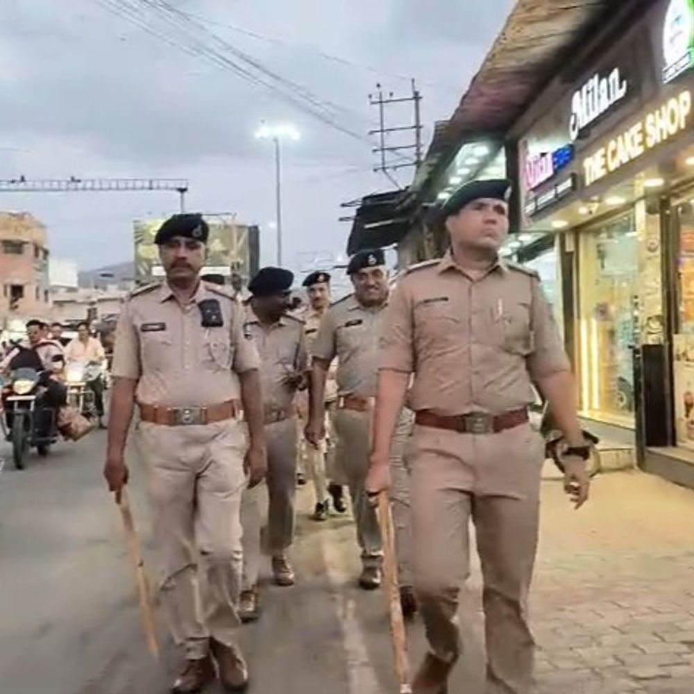 શહેરમાં ટ્રાફિક સમસ્યા નિવારવા એ-ડિવિઝન પોલીસનું ફૂટ પેટ્રોલિંગ.:જૂનાગઢમાં ટ્રાફિક અને કાયદો-વ્યવસ્થા જાળવવા એ-ડિવિઝન પોલીસ એક્શનમાં: આઝાદ ચોક, એમ.જી. રોડ અને કાળવા ચોકમાં ફૂટ પેટ્રોલિંગ કરી આડેધડ વાહનો પાર્ક કરનારા સામે લાલઆંખ.