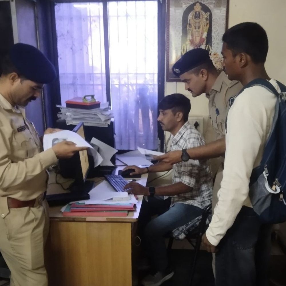 LRDની પરીક્ષામાં સુરત પોલીસે 3 પરીક્ષાર્થીઓનું ભવિષ્ય રોળાતા બચાવ્યું:દીકરી 18 કિમી દૂર ખોટા સેન્ટરે પહોંચી તો ક્યાંક પોલીસે કોલલેટર કાઢી આપ્યો, જાણો રસપ્રદ કિસ્સા