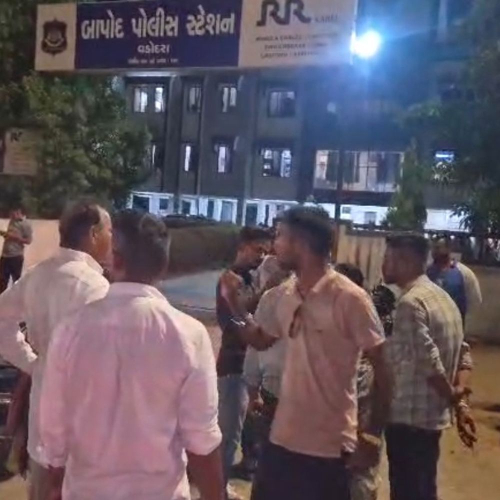 અરજદારને લાફો મારનાર પોલીસકર્મીની હેડ ક્વાર્ટર ખાતે બદલી કરાઈ:વડોદરામાં નાગરિકને જાતિસૂચક અપશબ્દો કહી લાફો માર્યાનો આક્ષેપ બાપોદ પોલીસના ASI નિપુલ કહાર સામે એટ્રોસિટી હેઠળ ગુર્નો દાખલ, 9 સાક્ષીઓના નિવેદન લેવાયા