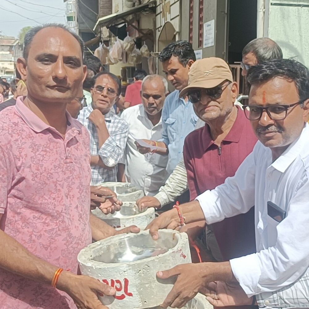 પાટણમાં અબોલા પશુઓ માટે ચાટ વિતરણ:એક્ટિવ ગ્રુપ દ્વારા એક્ટિવ ભવન ખાતે વિનામૂલ્યે કાર્યક્રમ