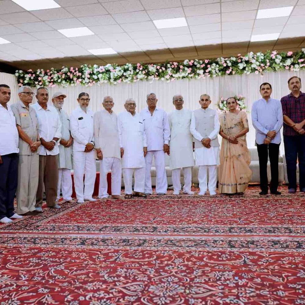 લવજીભાઈ વાદીએ 92 વર્ષીય ગુરુ સહિતનું સન્માન કર્યું:ગુરુ વંદના કાર્યક્રમ શિક્ષણ જગત અને સામાજિક ક્ષેત્રના અનેક અગ્રણીઓ ઉપસ્થિત