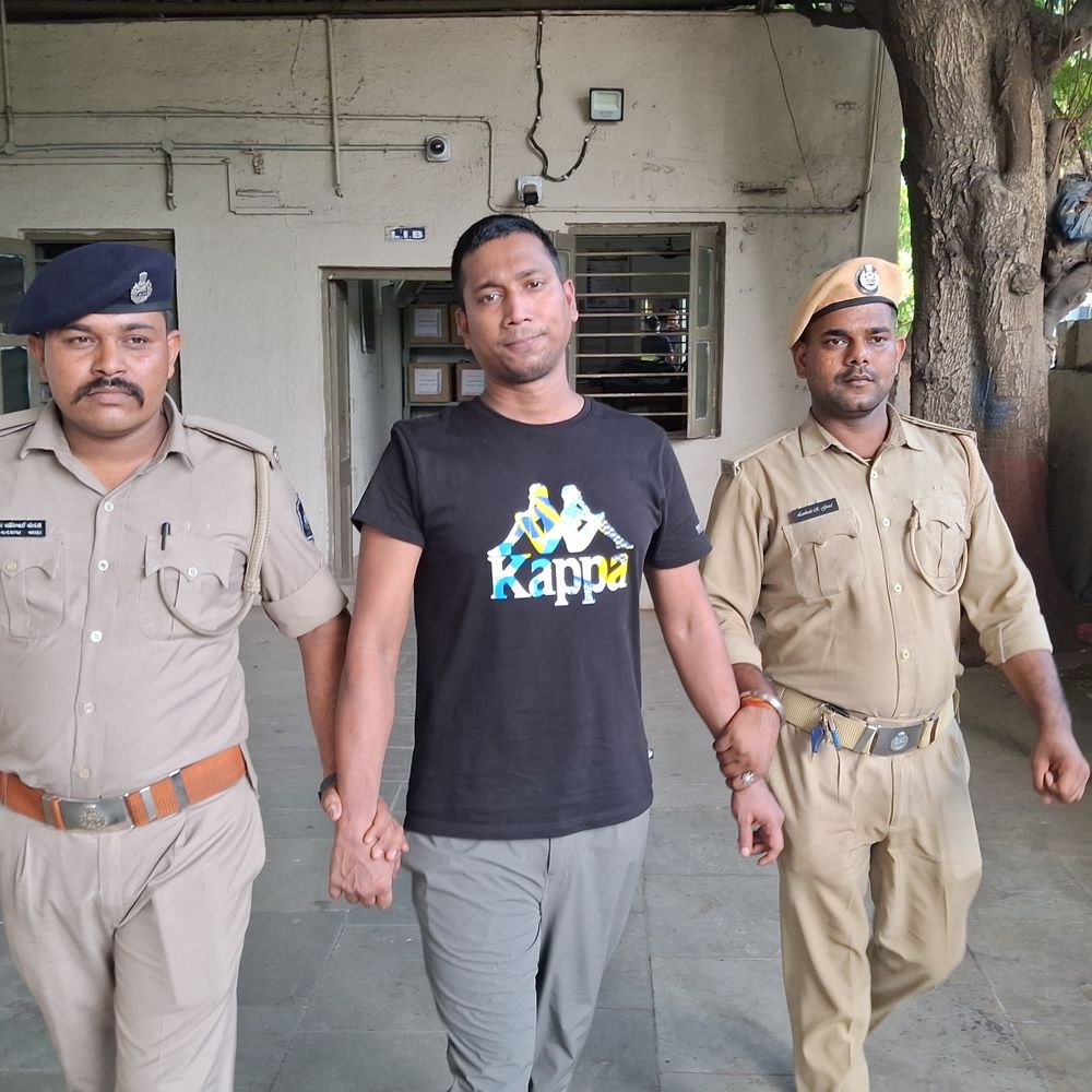 વાપી ઉદ્યોગનગર પોલીસે કોલસેન્ટરના માસ્ટરમાઈન્ડને દબોચ્યો:વલસાડના ડુંગરાના બંગલામાં કોલસેન્ટરથી કેનેડિયન સિટિઝનને ડરાવી 5 હજાર ડોલર પડાવાતા, આરોપી બુધવાર સુધી રિમાન્ડ ઉપર