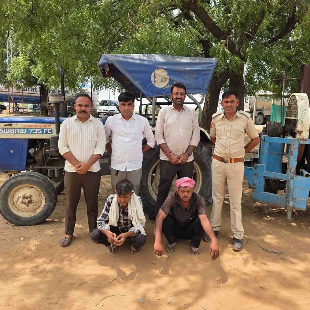 પાંથાવાડા પોલીસે ટ્રેક્ટરના થ્રેસરમાંથી દારૂ ઝડપ્યો:ચોરખાનામાં છુપાવેલી 106 બોટલ સાથે બે આરોપી ઝડપાયા, 6.89 લાખનો મુદ્દામાલ જપ્ત