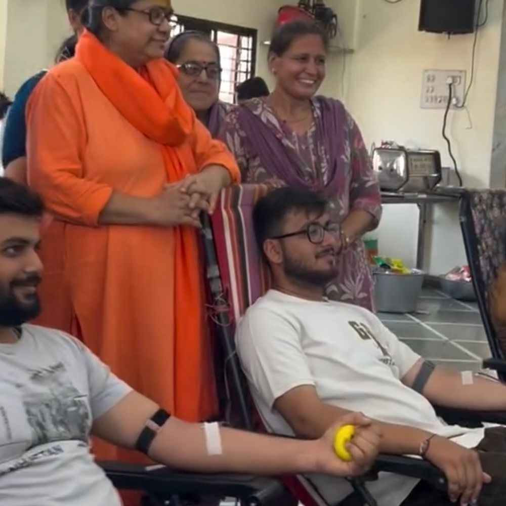ગોધરાના પ્રેમ પ્રકાશ આશ્રમમાં રક્તદાન કેમ્પ યોજાયો:સંતોની પુણ્યતિથિ અને વિશ્વ રક્તદાન દિવસ નિમિત્તે રક્તદાન, રક્તદાતા પ્રશંસા પત્ર અને 'સતનામ સાક્ષી પ્રસાદ'થી સન્માનિત