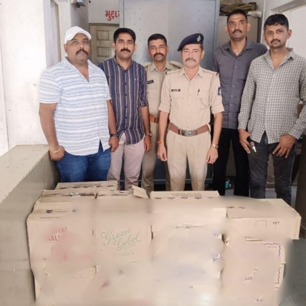 જોરાવરનગર પોલીસે રતનપર બાયપાસ પરથી દારૂ ઝડપ્યો:રૂ. 2.59 લાખનો વિદેશી દારૂ જપ્ત, એક આરોપી ફરાર