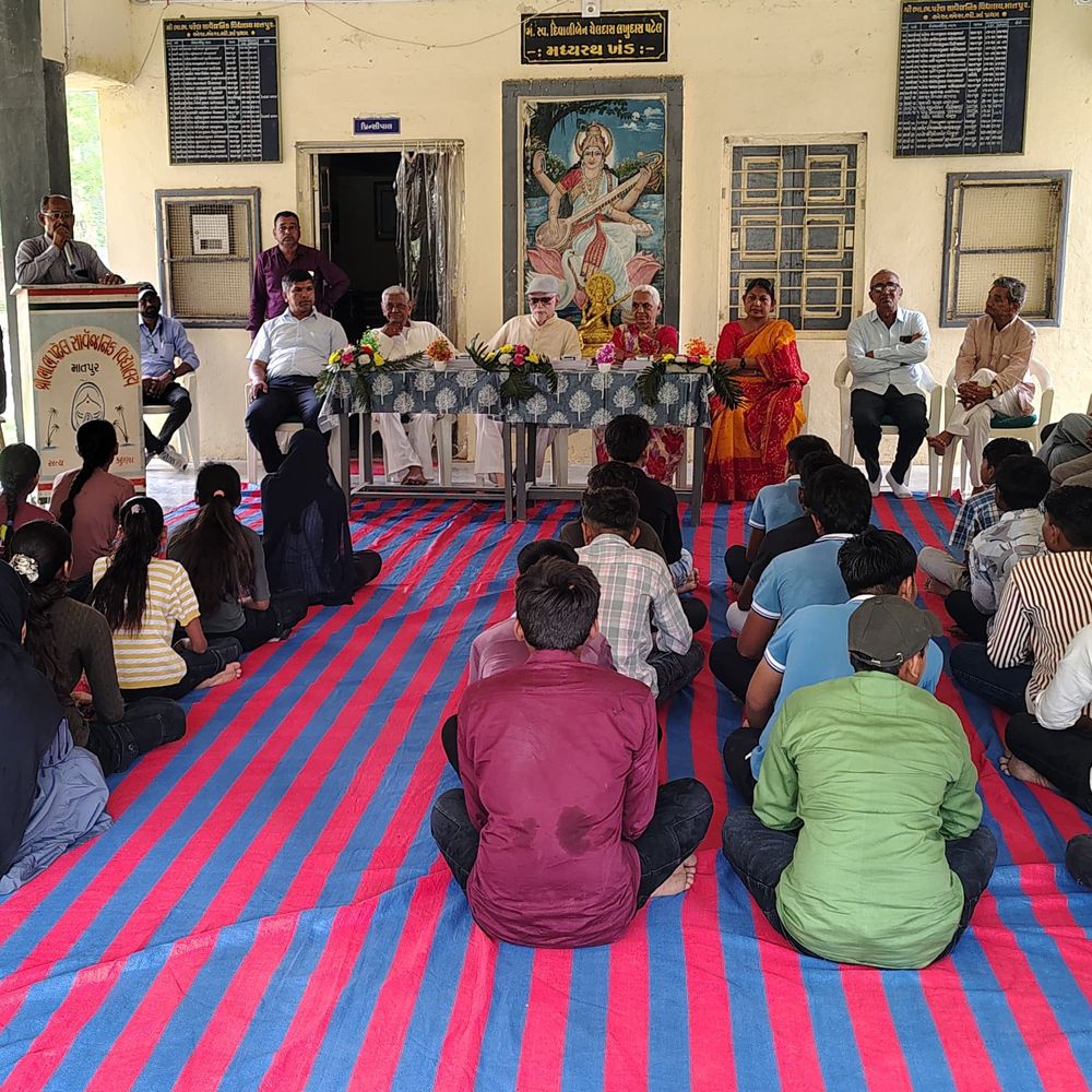 માતપુરમાં શાળાના બાળકોને ચોપડાનું વિતરણ:અન્ય દાતાએ બાળકોના ગણવેશ માટે ₹15,000નું દાન આપ્યું