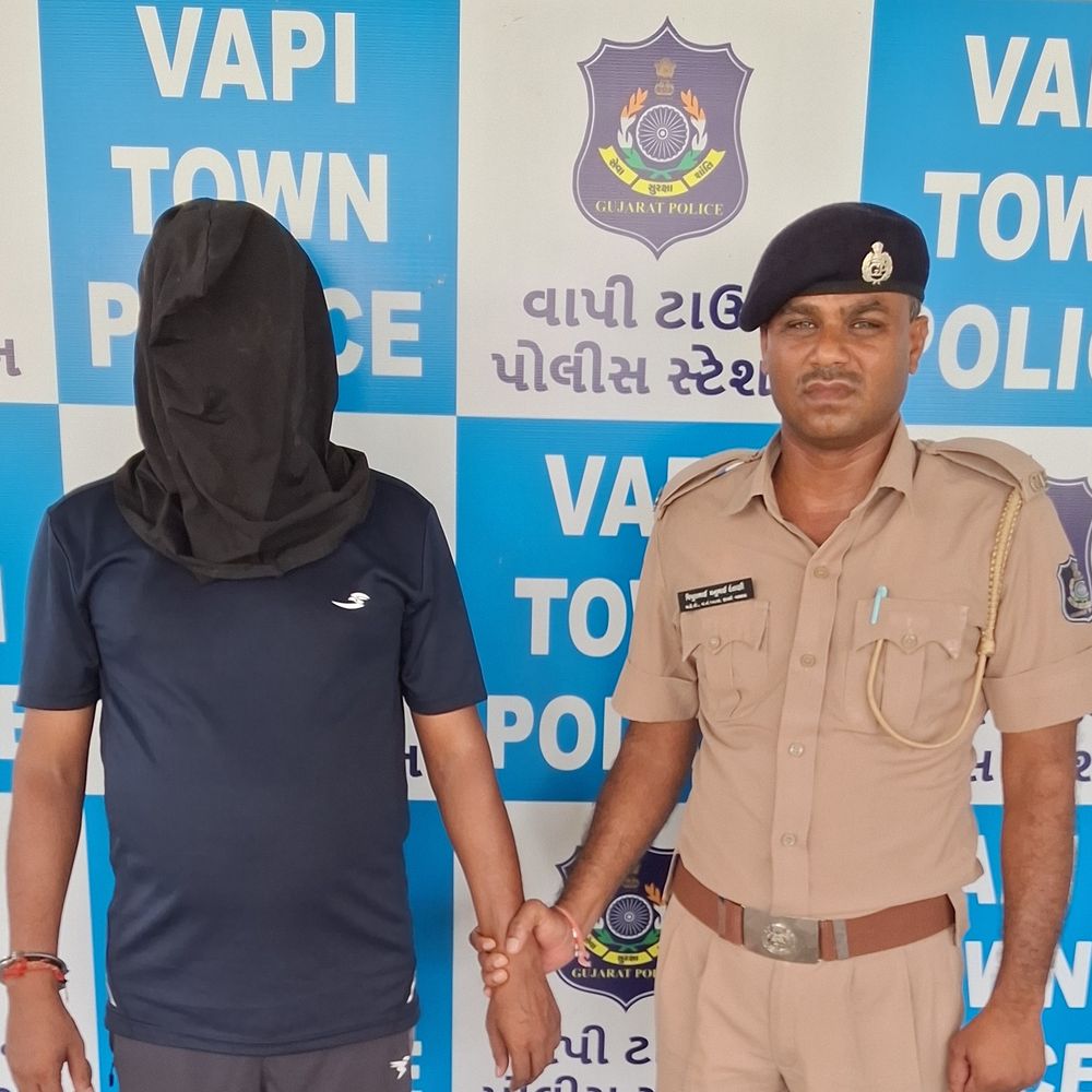 વાપીમાં 17 વર્ષ જૂની હત્યાનો વોન્ટેડ આરોપી ઝડપાયો:'ઓય ઓય' કહેવા બાબતે થયેલી હત્યાનો ભેદ ઉકેલાયો