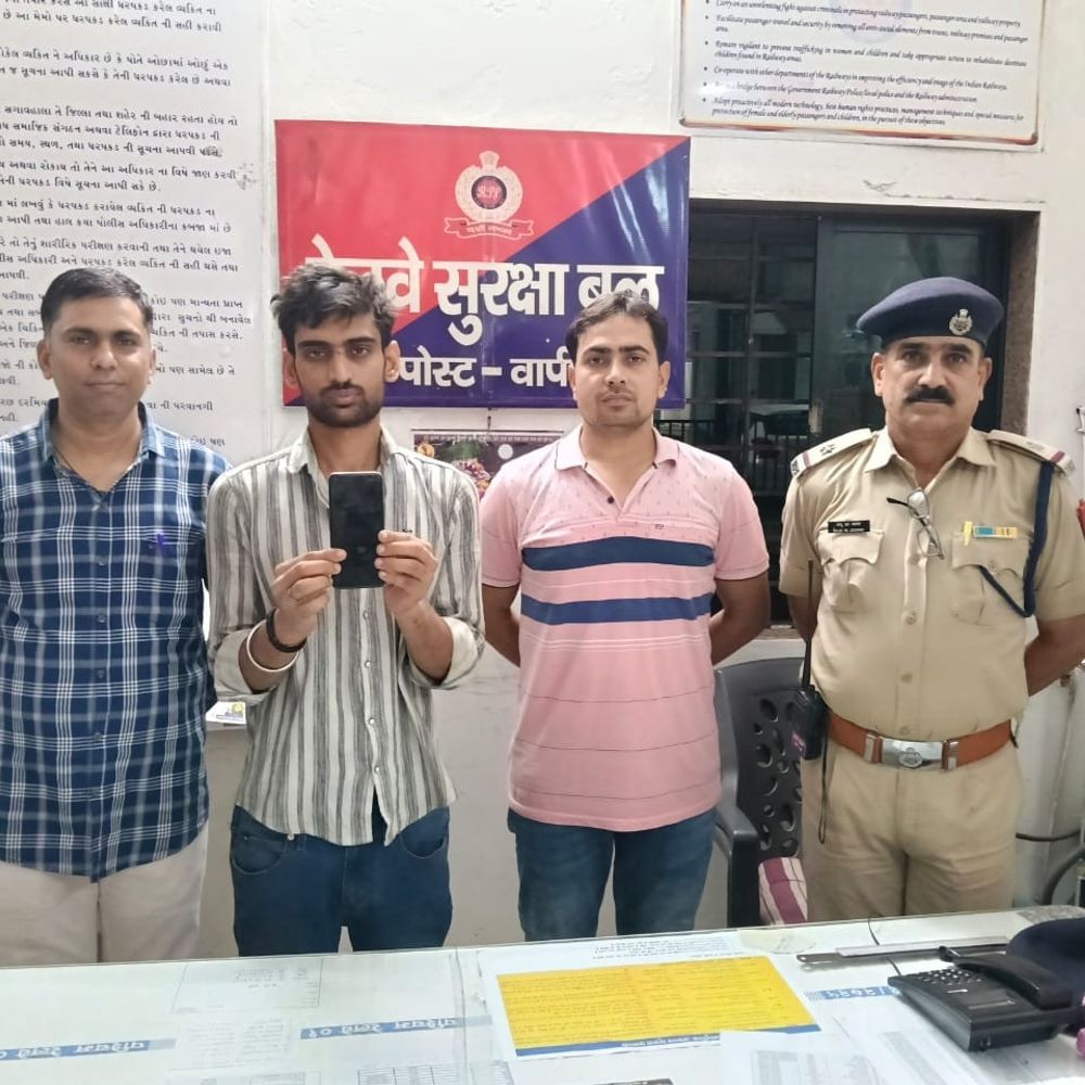 વાપી RPFએ મોબાઈલ ચોર ઝડપ્યો:UPના શખસ ટ્રેનમાં બોરીવલીથી ઉમરગામ જતા હતા ત્યારે મોબાઈલ ચોરાયા, મુસાફરને ₹12 હજારનો ફોન પરત કરાયો