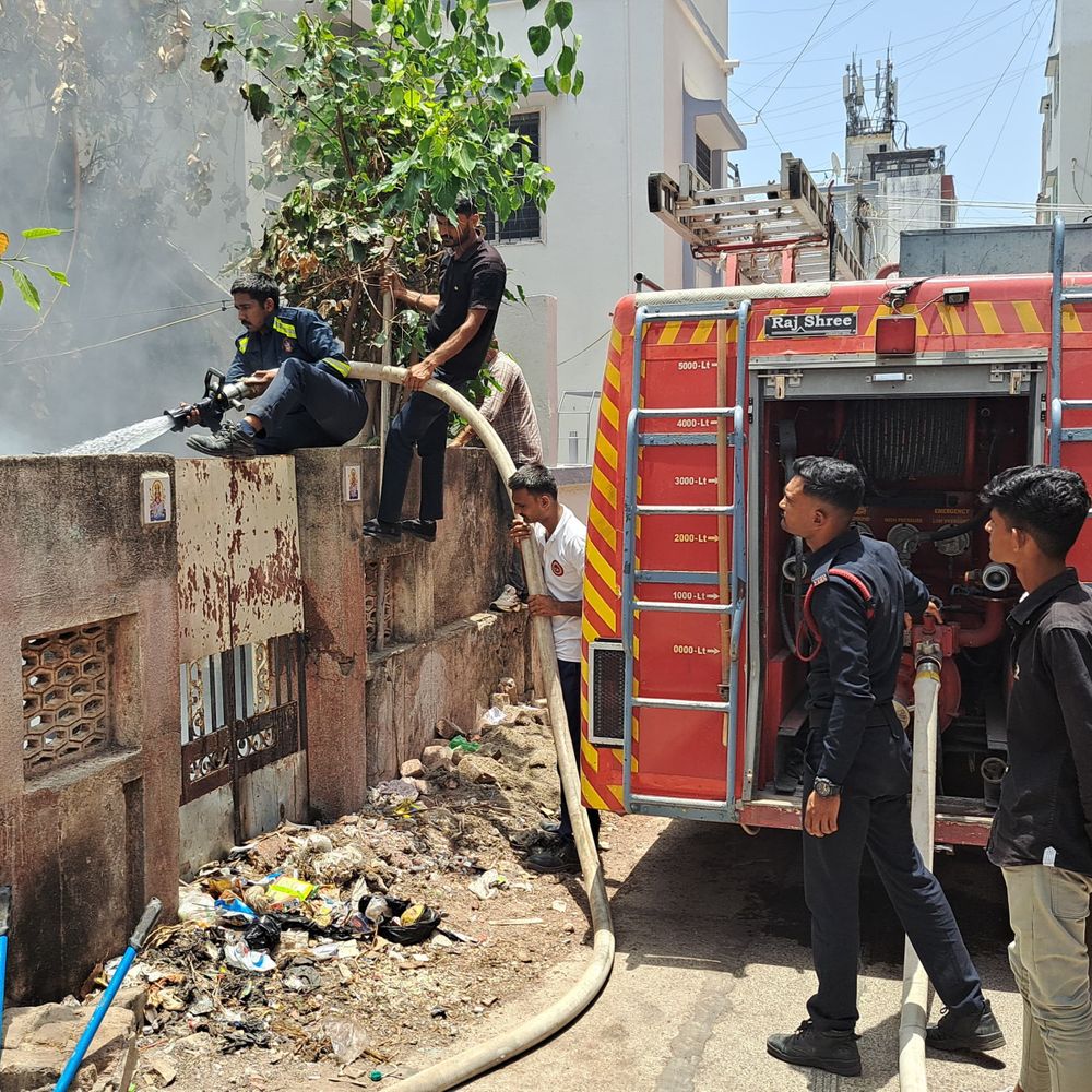 જામનગરમાં બંધ મકાનમાં આગ:કચરાના ઢગલામાં શોર્ટ સર્કિટ થવાથી આગ લાગી, ફાયર બ્રિગેડે આગ પર કાબૂ મેળવ્યો