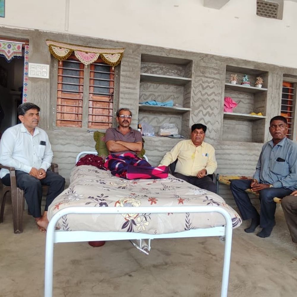 કોળી સમાજના પ્રમુખ મોટા સખપરના પીડિતને મળ્યા:ઈજાગ્રસ્તને મળીને ન્યાય મેળવવાની ખાતરી આપી, સમાજ મજબૂતી સાથે હોવાની હૈયાધારણા આપી