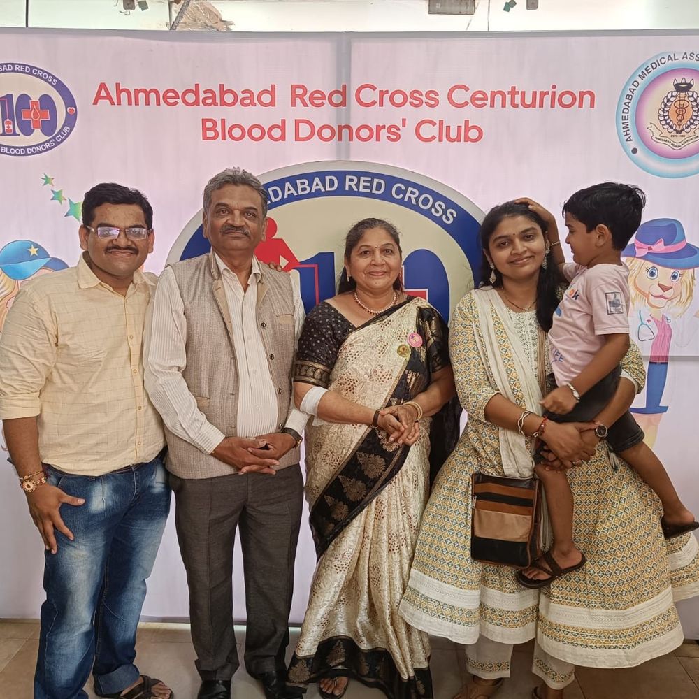 અમદાવાદનો અનોખો ‘રક્તદાતા પરિવાર’:અમદાવાદના પરીખ પરિવારનો અજોડ કીર્તિમાન; માતા, પિતા અને સંતાનોનો રક્તદાન સ્કોર 349 પર પહોંચ્યો