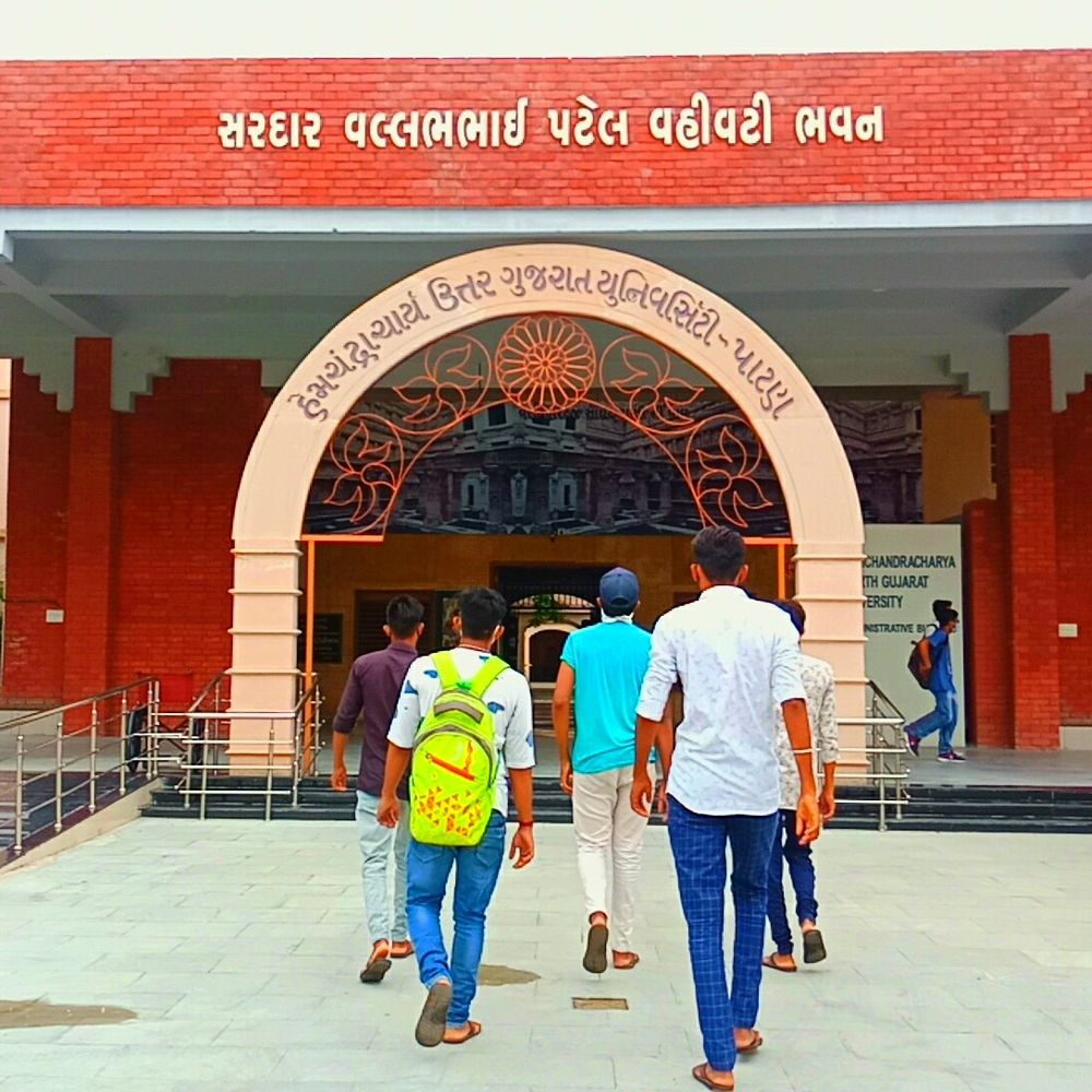 પાટણની હેમચંદ્રાચાર્ય યુનિવર્સિટીનો મોટો નિર્ણય:નિયમોનું ઉલ્લંઘન કરતી 17 કોલેજોને બંધ કરવાની નોટિસ, વિદ્યાર્થીઓને અન્યત્ર ખસેડાશે