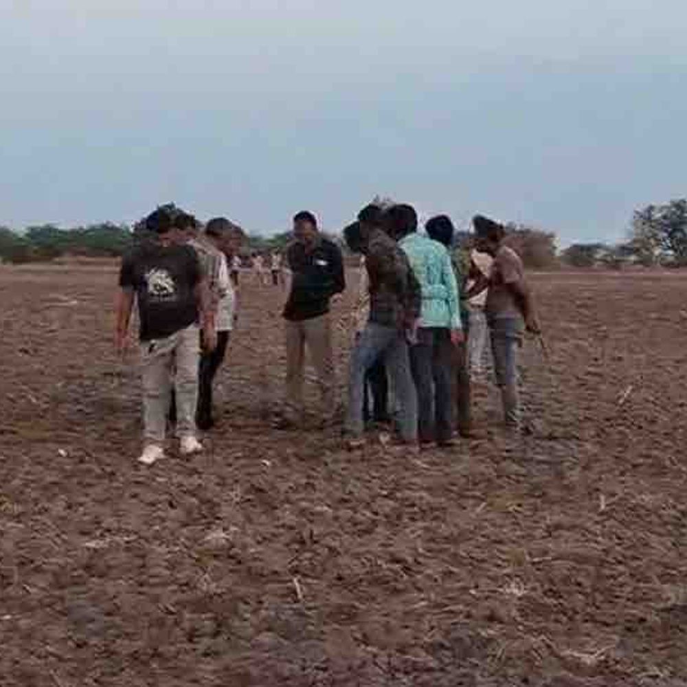 અમરેલીમાં 8 દિવસથી ગુમ ખેડૂતના હાડકા મળતા ચકચાર:ખેડૂતના ખેતરમાંથી ટ્રેક્ટર, બૂટ અને લોહીલુહાણ કપડાં પણ મળ્યાં, વન્યપ્રાણીના હુમલાની પ્રબળ આશંકા