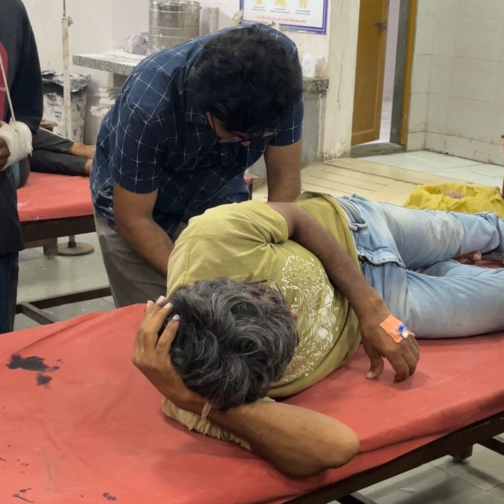 બાઈકનું સ્ટેન્ડ યુવકના પગ સોંસરવું ઘૂસી ગયું:લોહીલુહાણ હાલતમાં સુરત સિવિલ પહોંચ્યો; દૃશ્યો જોઈને ડોક્ટરો પણ સ્તબ્ધ થઈ ગયા
