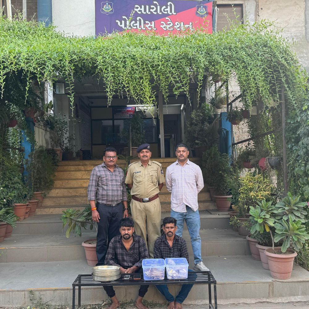કર્ણાટકના ચાર મંદિરોમાં ચારી કરતી દાહોદની ગેંગ, CCTV:સારોલી પોલીસે બે રીઢા ગુનેગારોને નિયોલ ચેકપોસ્ટથી દબોચ્યા, 8.50 લાખનો મુદ્દામાલ જપ્ત