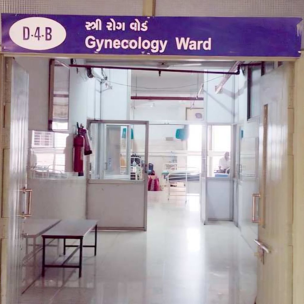 સુરતની સ્મીમેર હોસ્પિટલ ફરી વિવાદમાં:ગાયનેકોલોજી વોર્ડમાં દર્દીના પરિવારજનો સાથે નર્સના ઉદ્ધત વર્તનથી ભારે હોબાળો, 3 અધિકારીઓની તપાસ કમિટી; કડક કાર્યવાહીની ખાતરી આપી