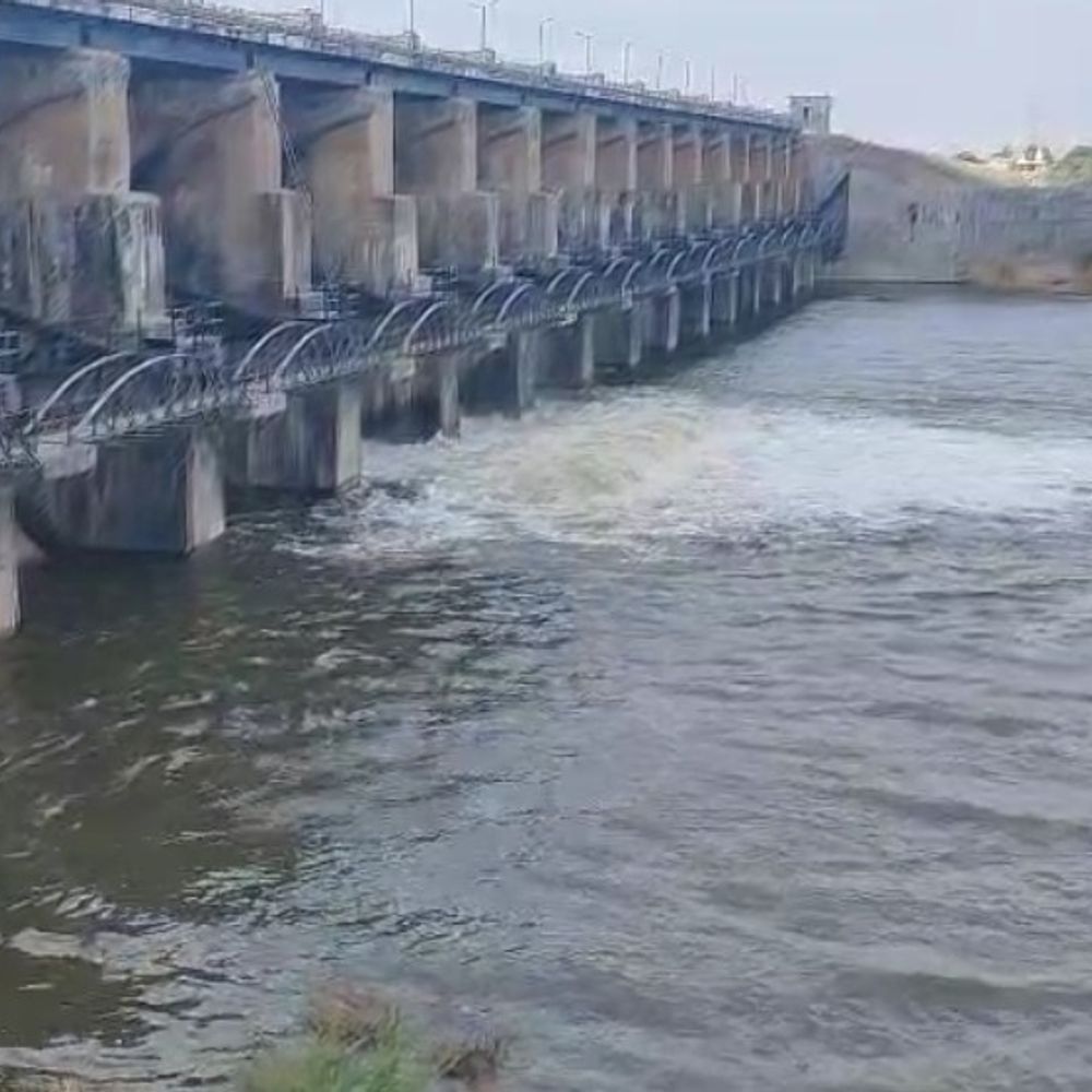 ટંકારા ડેમી-2 ડેમના બે દરવાજા ખોલાયા:સરકારી મંજૂરી બાદ પાણી છોડાયું, હેઠવાસના ગામોને એલર્ટ