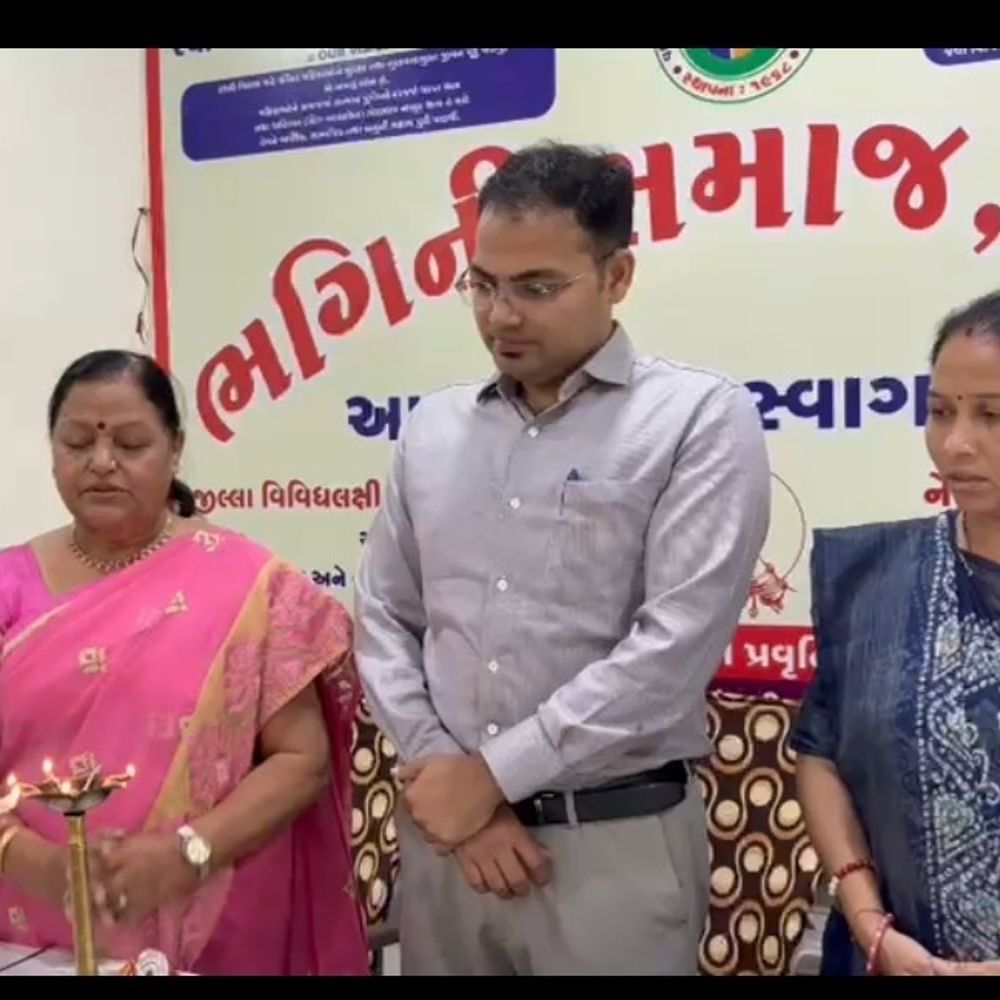 પાટણ ભગિની સમાજે 108 મહિલા સફાઈ કર્મીઓને સાડી આપી:કલેક્ટર અને પાલિકા પ્રમુખે શહેર સ્વચ્છ રાખવા અપીલ કરી