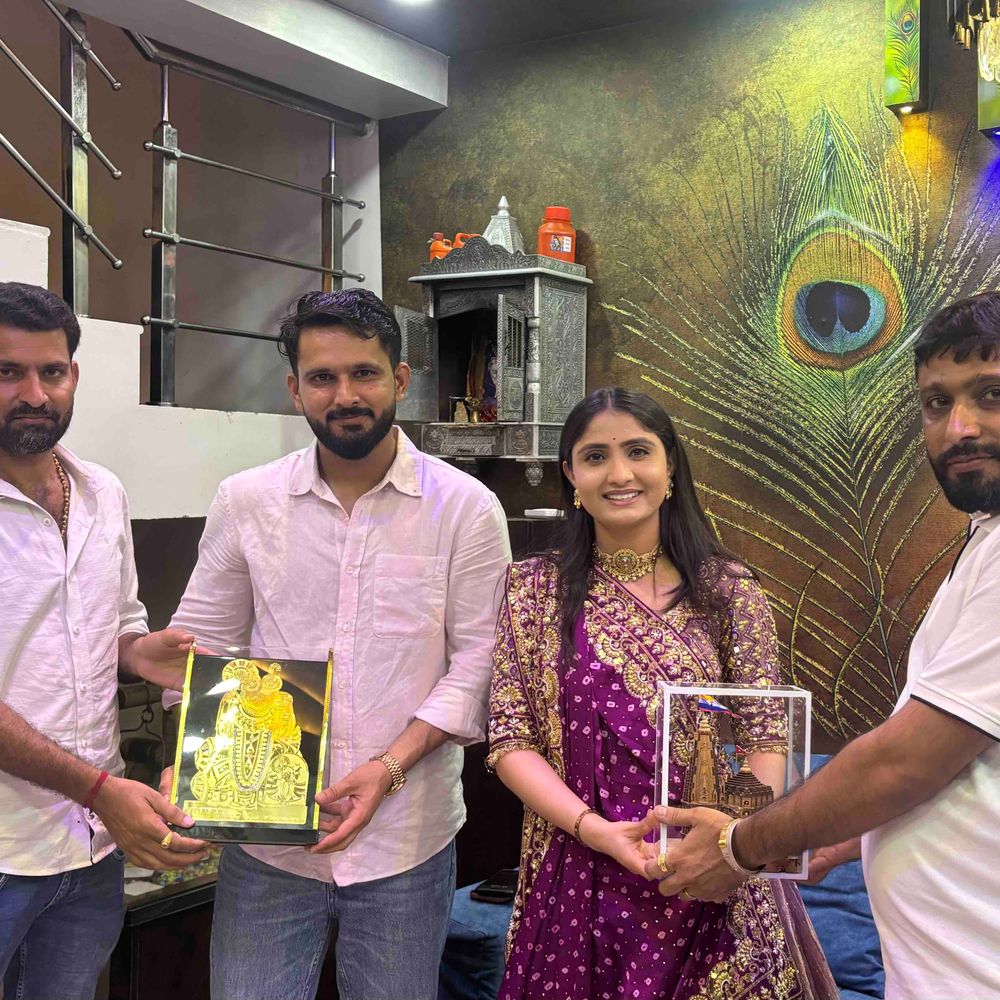ગીતાબેન રબારી દ્વારકાના હિતેશભાઈના નિવાસે પહોંચ્યા:સામાજિક પ્રવૃત્તિઓની પ્રશંસા કરી, પરિવાર સાથે ભોજન લીધું
