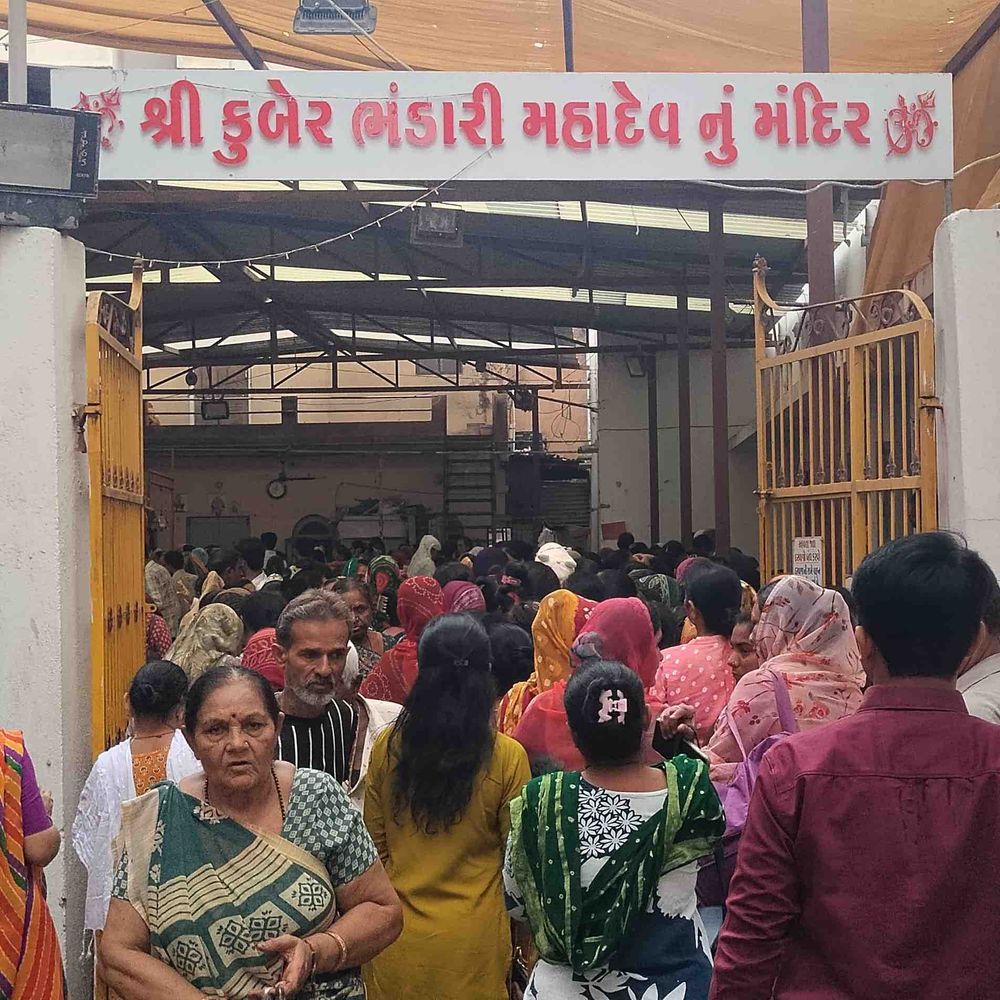 જામનગરનાં સુપ્રસિદ્ધ કુબેર ભંડારી મંદિરે ભક્તોની લાંબી કતારો:પરષોત્તમ માસની સોમવારી અમાસ નિમિત્તે હજારો શ્રદ્ધાળુઓ વહેલી સવારથી ઉમટ્યા