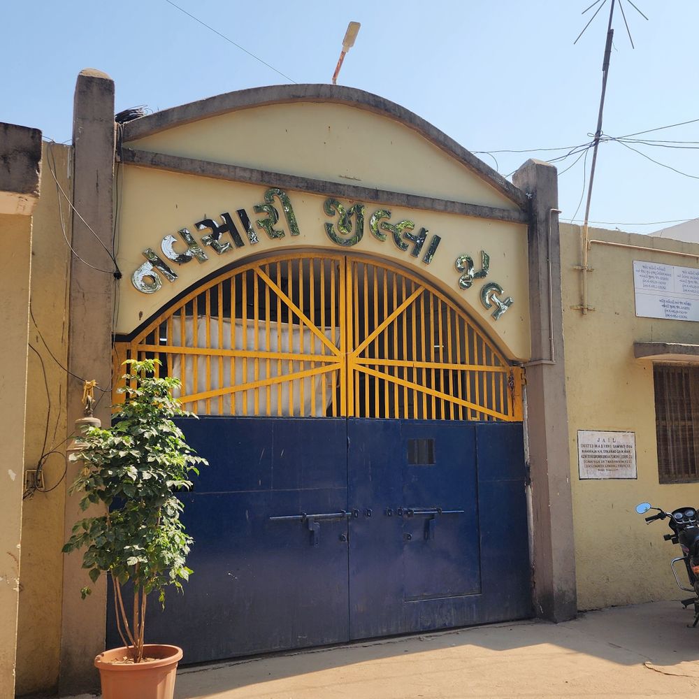 નવસારી જેલમાં મધરાતે ચેકિંગ:બેરેક નંબર 7માંથી બિનવારસી મોબાઈલ અને બે સીમકાર્ડ મળી આવ્યાં