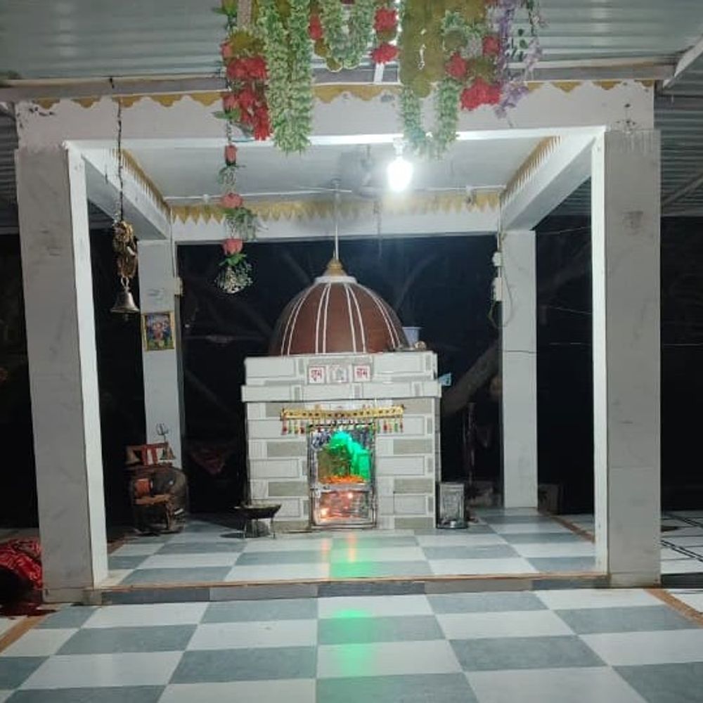 હિંમતનગર-વિજાપુર રોડ પર દેરોલના વેરાવાળી મંદિરમાં મહિલાની હત્યા:ઘા ઝીંકાતા કપાળ ફાટી ગયું, લોહીનું ખાબોચિયું ભરાયું, અજાણ્યા શખસો સામે ફરિયાદ