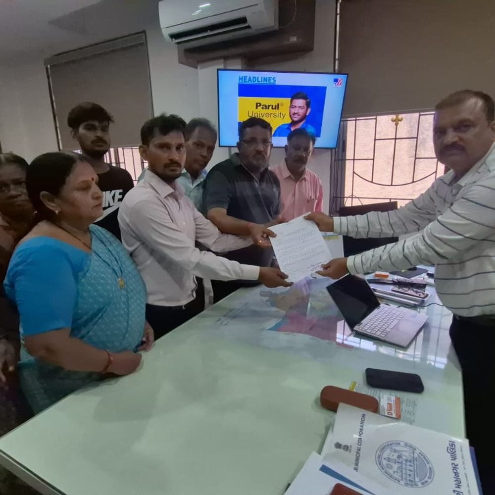 નવસારીના વિરાવળમાં પાણીના ઓછા પુરવઠા અંગે કમિશનરને આવેદનપત્ર:અન્ય વિસ્તારોમાં 2 કલાક, અને વિરાવળમાં માત્ર અડધો કલાક પાણી વિતરણના આક્ષેપ