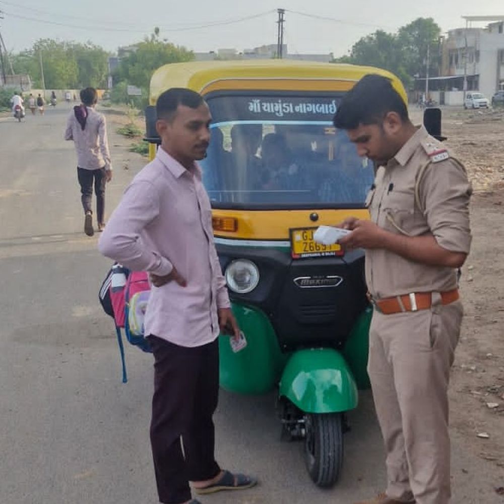સુરેન્દ્રનગર RTO એ 9 સ્કૂલ વાહનોને દંડ કર્યો:વિદ્યાર્થીઓની સુરક્ષા માટે સઘન ચેકિંગ અભિયાન શરૂ