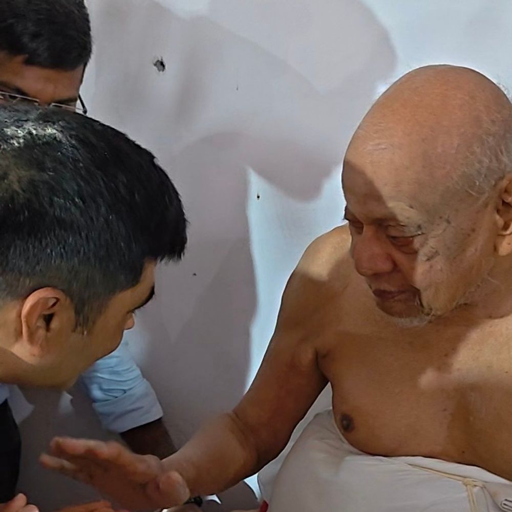 બોટાદ SP ધર્મેશ શર્માએ જૈન દેરાસરમાં દર્શન કર્યા:પોલીસ અધિકારીઓએ સાધુ ભગવંતના આશીર્વાદ મેળવ્યા