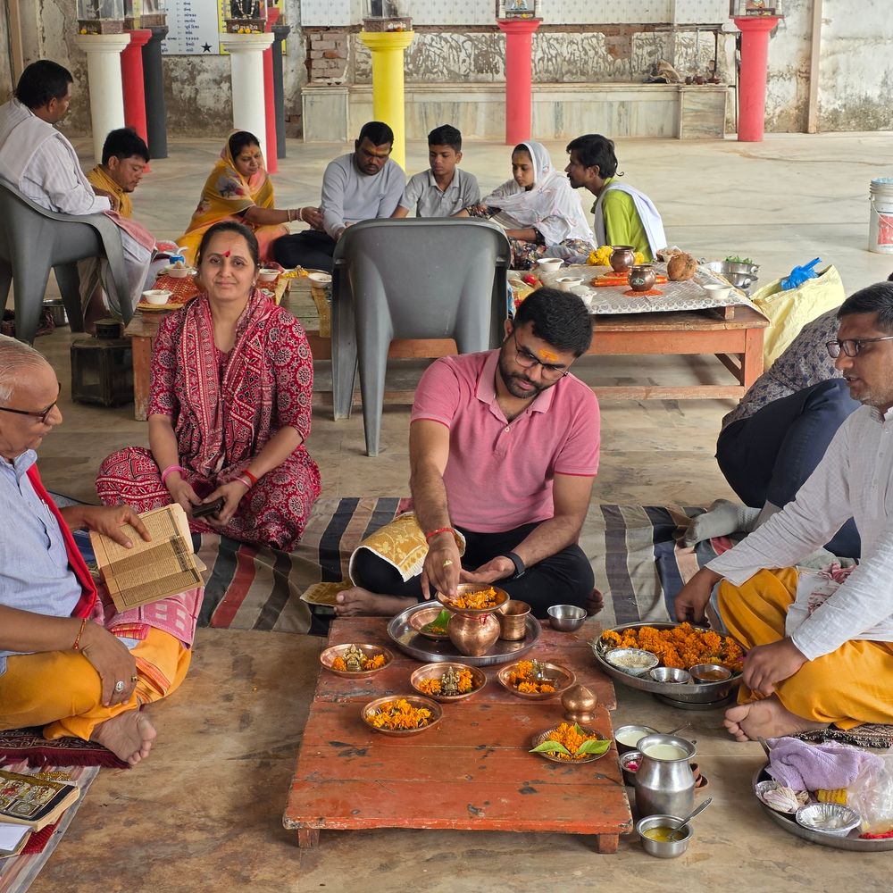 આજે સોમવતી અમાસ, શિવ મંદિરોમાં ભક્તોની ભીડ:મહિલાઓ સહિત ભક્તોએ પીપળાની પ્રદક્ષિણા કરી