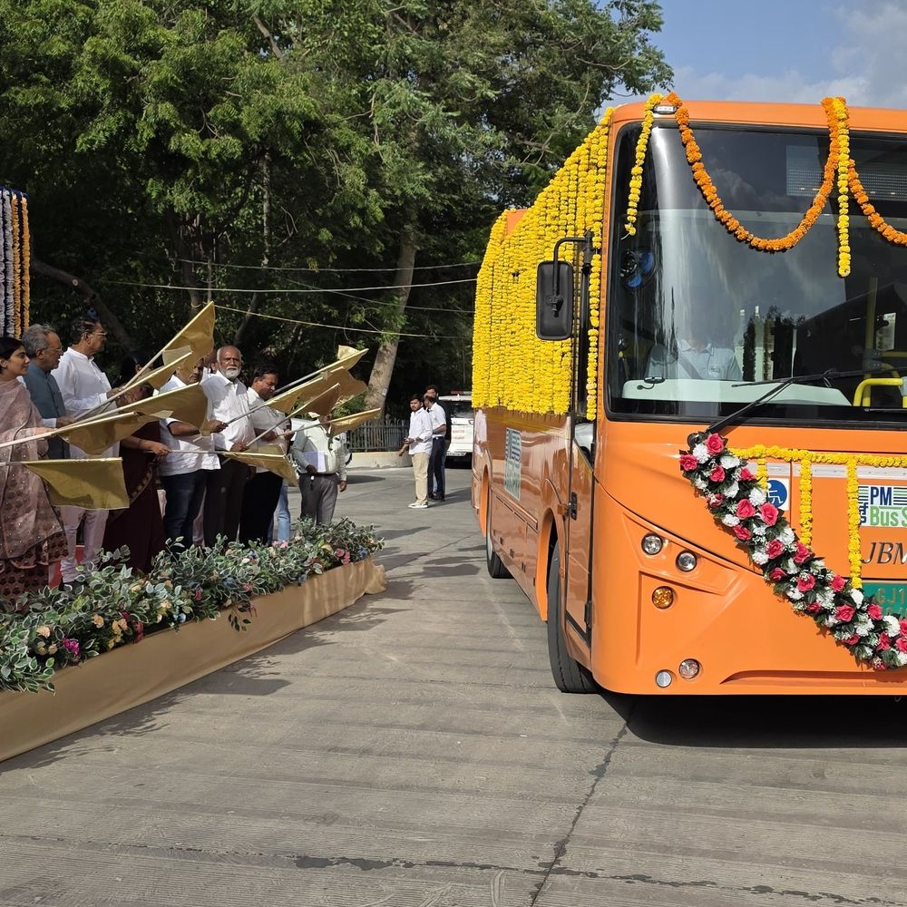 જામનગરમાં PM ઈ-બસ સેવા અંતર્ગત આજથી ઈલેક્ટ્રિક બસ શરૂ:શહેરીજનોને 5 રૂટ પર 23 બસો દર અડધા કલાકે મળશે, પહેલી બસ સવારે 6:30 વાગ્યાથી, જુઓ રૂટ અને સમયપત્રક