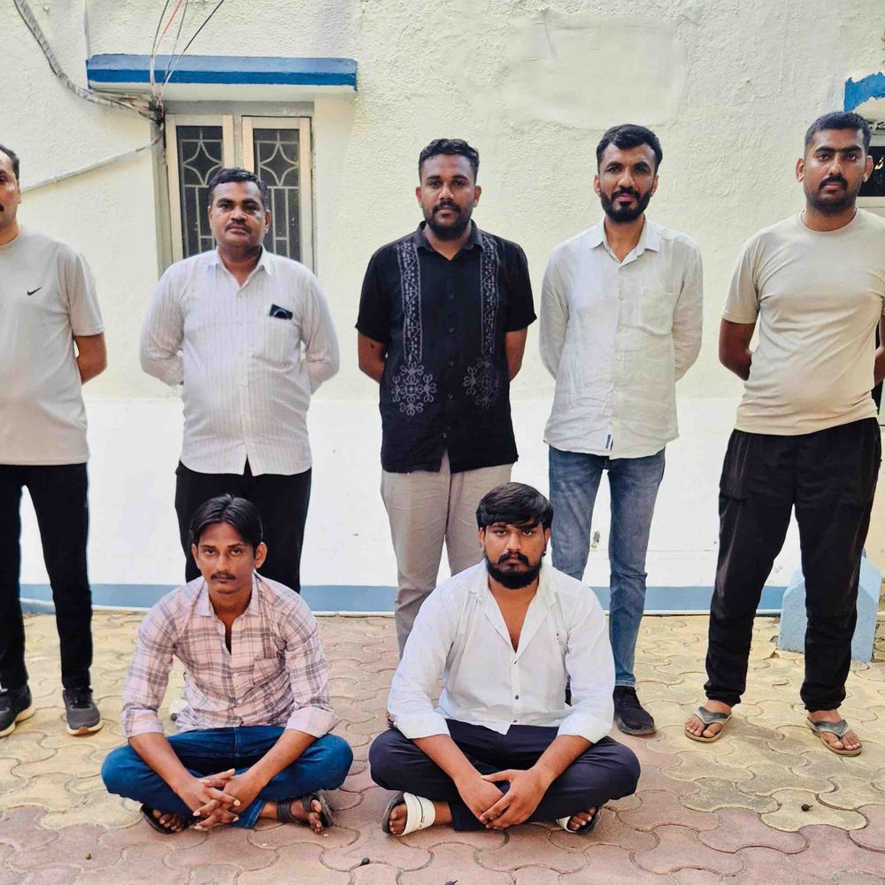 અમરેલીમાં હત્યાના પ્રયાસના બે ફરાર આરોપી ઝડપાયા:LCBએ પકડીને સિટી પોલીસને સોંપ્યા, કાયદેસરની કાર્યવાહી શરૂ