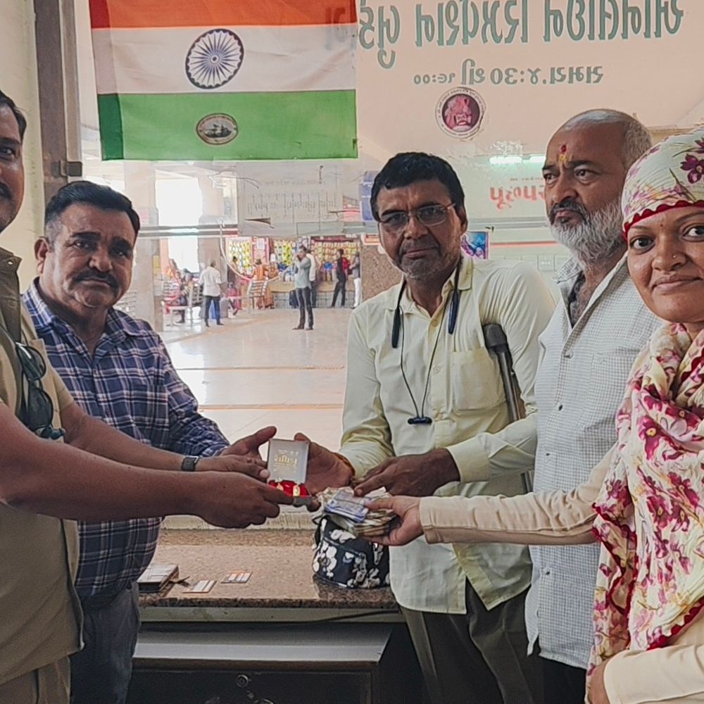 ST કંડકટરે મુસાફરની સોનાની બુટ્ટી, રોકડ પરત કરી:સુરેન્દ્રનગર રૂટની બસમાં ભૂલાયેલી કિંમતી થેલી પરત મળી, કંડકટરે પ્રમાણિકતાનુ ઉદાહરણ પૂરું પાડ્યું