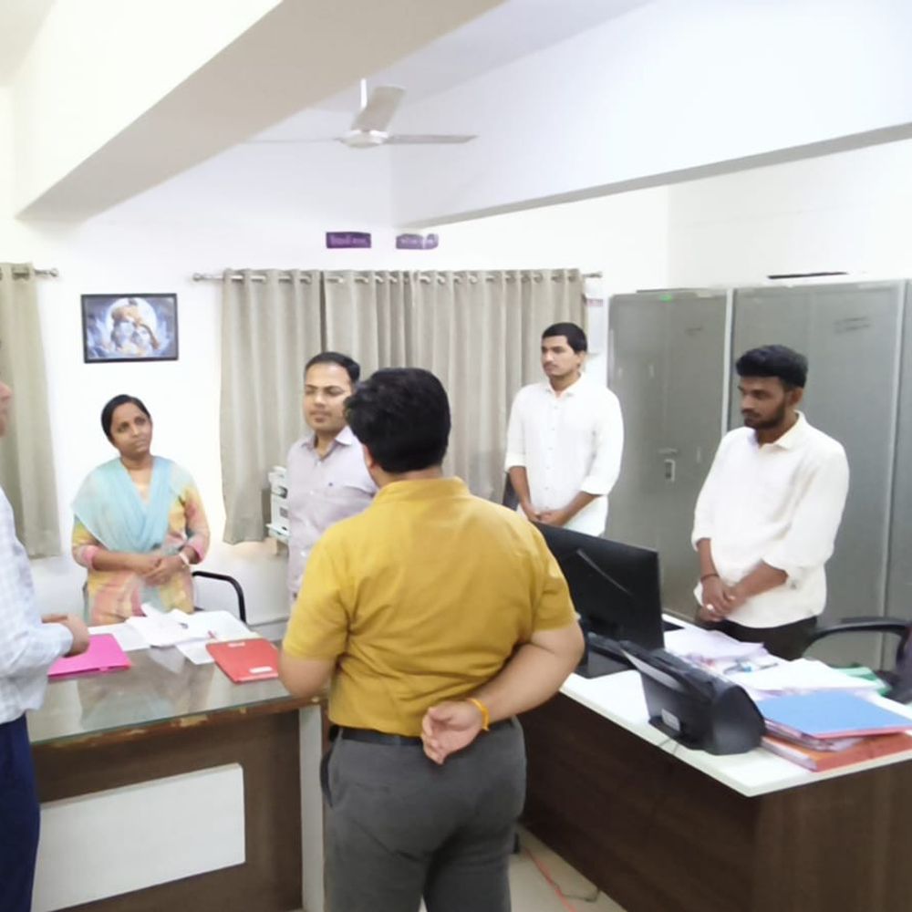 પાટણ કલેકટર પ્રશાંત જિલોવાએ મામલતદાર કચેરીની મુલાકાત લીધી:જનસુવિધા અને નાગરિક સેવાઓની કામગીરીની સમીક્ષા કરી