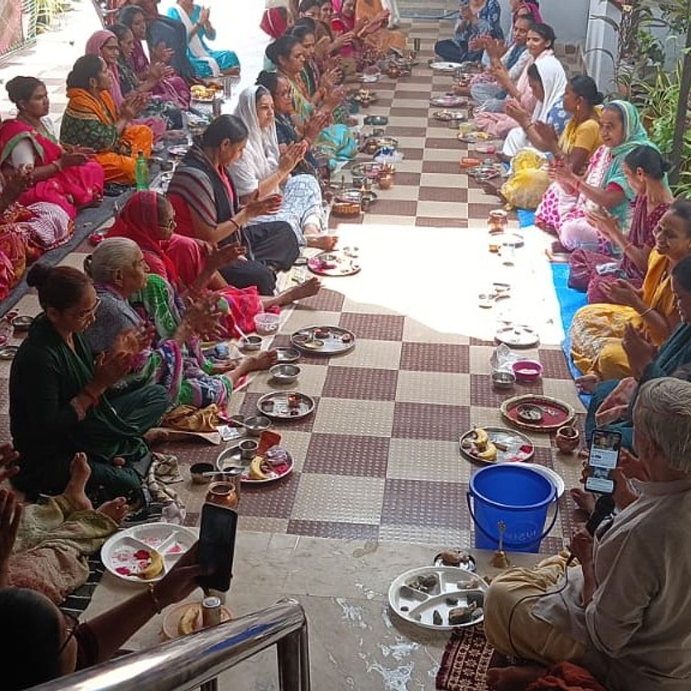 પાટણ અંબાજી મંદિરે સોમવતી અમાસની સમૂહ પૂજા:મોટી સંખ્યામાં શ્રદ્ધાળુઓ જોડાયા, નિરુભાઈ પ્રજાપતિએ નિશુલ્ક સુવિધા આપી