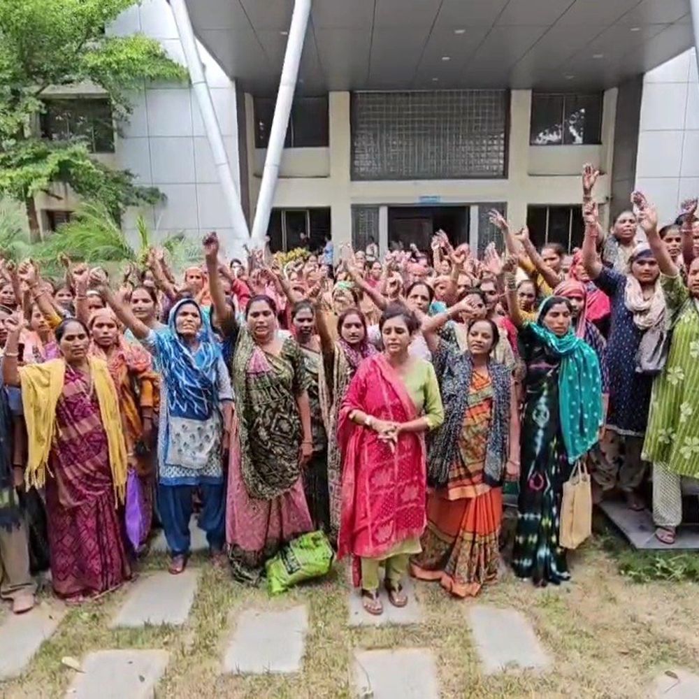 આશા વર્કરોનો ત્રણ મહિનાનો પગાર બાકી:છોટા ઉદેપુર જિલ્લા પંચાયત ખાતે 'હાય હાય'ના નારા લગાવી સૂત્રોચ્ચાર, આરોગ્ય અધિકારીને રજૂઆત