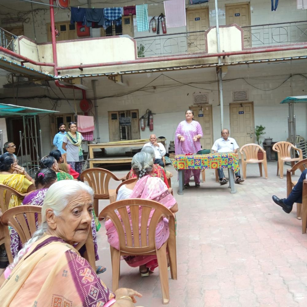 ભરૂચ DLSAએ વૃદ્ધ દુર્વ્યવહાર જાગૃતિ કાર્યક્રમ યોજ્યો:વિશ્વ વૃદ્ધ દુર્વ્યવહાર જાગૃતિ દિવસે વડીલોના ઘરમાં આયોજન