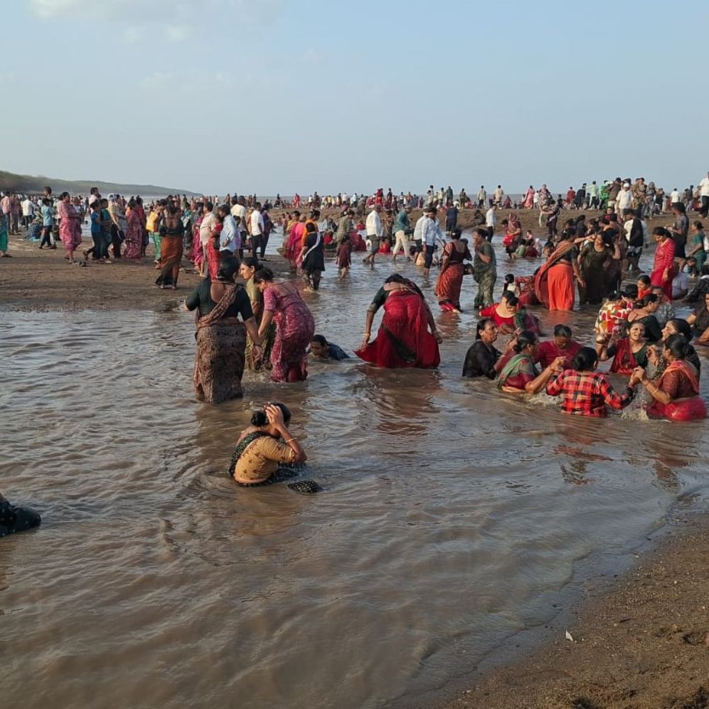 અધિક માસની પૂર્ણાહુતિ:સોમવતી અમાવસ્યાએ કોળિયાકના દરિયાકિનારે ભક્તિનું ઘોડાપૂર, ગુદી ગામ સુધી એક કિમીનો ટ્રાફિક જામ