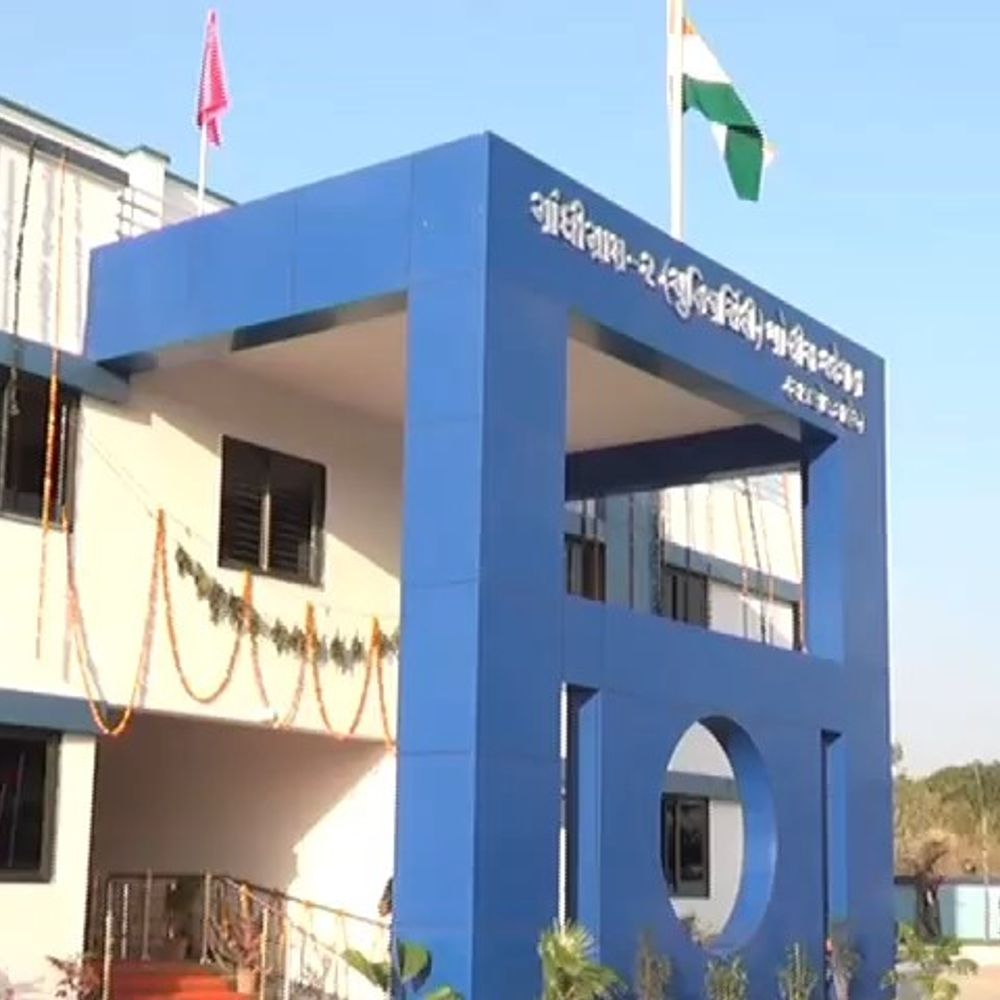 રાજકોટમાં નકલી પોલીસનો આતંક:ખૂલ્લા પટ્ટમાં શું કરો છો?, પોલીસ સ્ટેશને માર ન ખાવો હોય તો રૂ.50 હજાર આપવા પડશે કહી ધમકી આપી