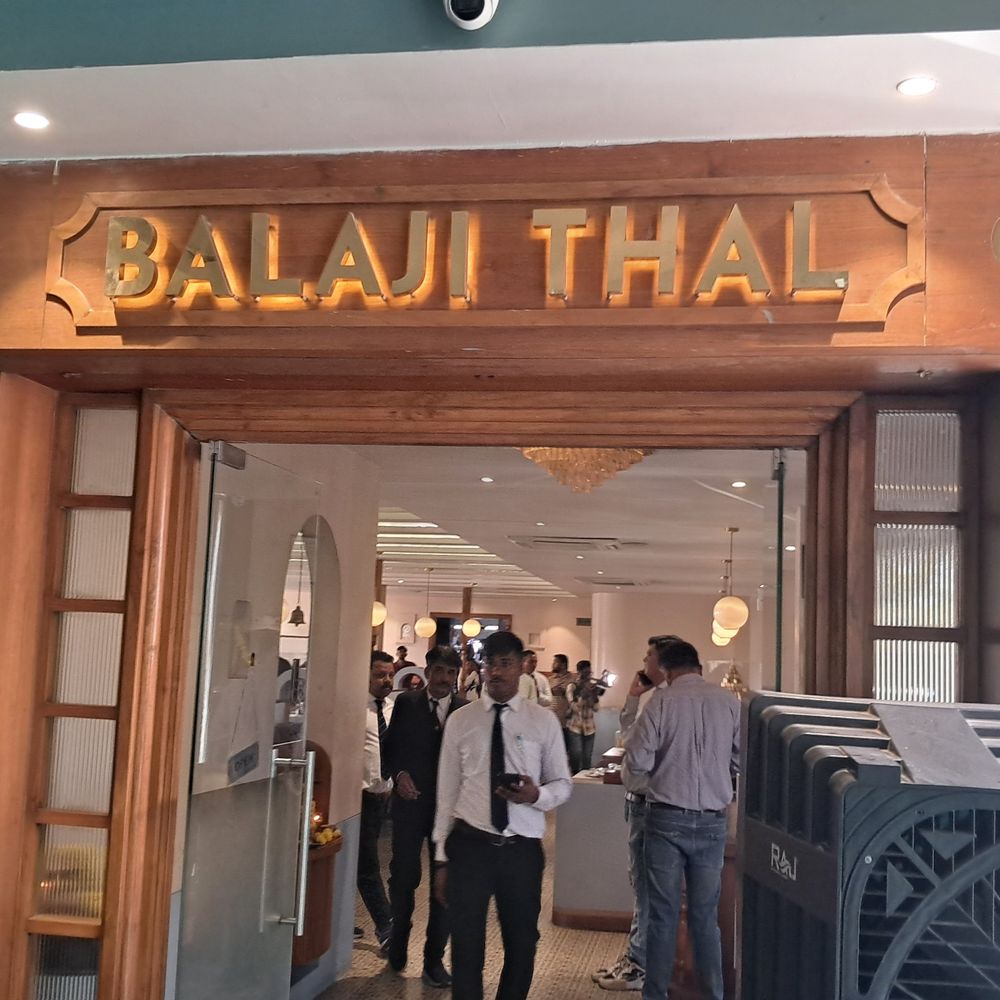 સતત બીજા દિવસે ફૂડ વિભાગનો દરોડો:રાજકોટમાં રૂ. 360ની થાળી આપતા બાલાજી થાળના લોટમાં ધનેડા નીકળ્યા, 'લોટમાં આ ધનેડા બહારથી આવ્યા' હોવાનો સંચાલકનો લુલો બચાવ
