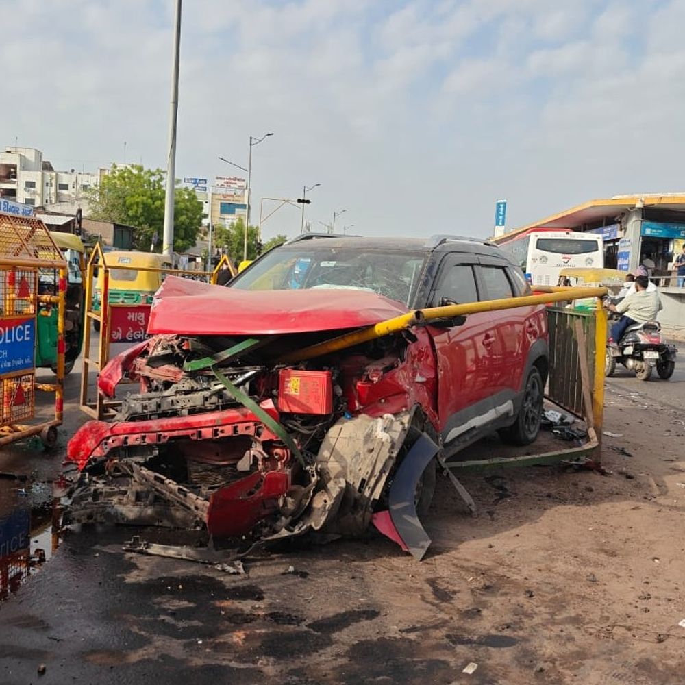 પૂરઝડપે દોડતી લકઝરી કાર BRTS ટ્રેકમાં ઘૂસી ગઈ:રબારી કોલોની પાસે રાત્રિના સમયે અકસ્માત સર્જાયો, જોરદાર અવાજ આવતા આસપાસથી લોકો દોડી આવ્યા