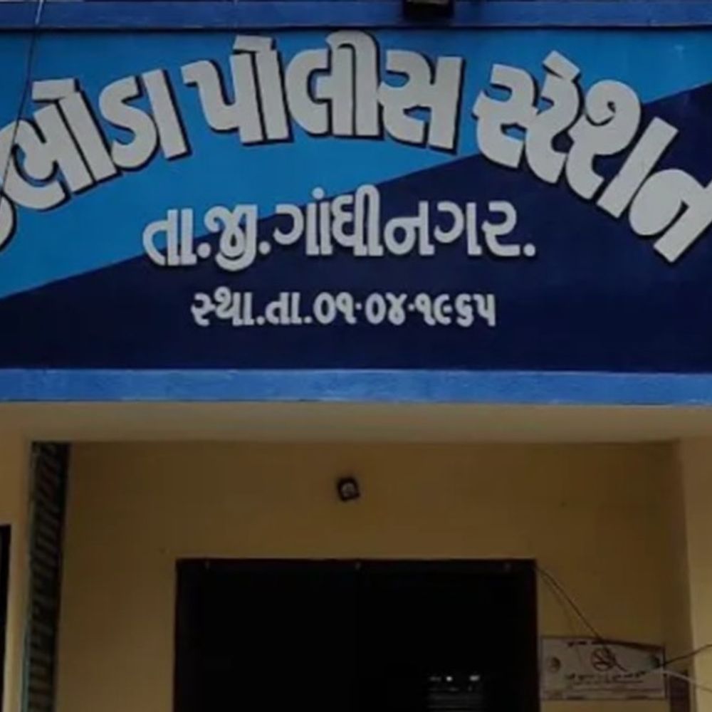 દીવાલ ધરાશાયી થતા 11 મહિનાના માસૂમનું મોત:આઈવા ચાલકે હાઇડ્રોલીક નીચે કર્યા વિના ટ્રક દોડાવતા વીજ વાયર ખેંચાયો, ગાંધીનગરના જાણીતા બિલ્ડરની સાઈટ પર ગંભીર લાપરવાહી