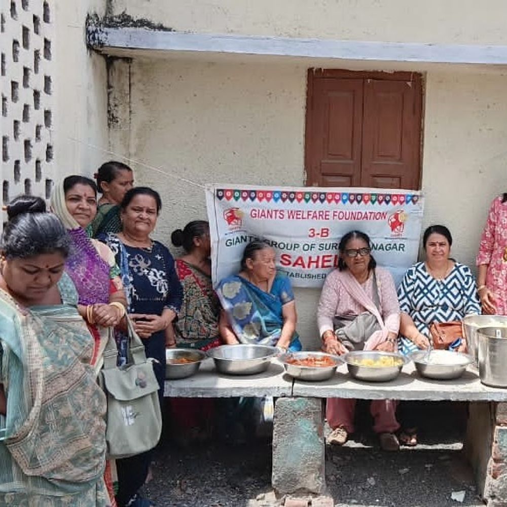 સુરેન્દ્રનગરમાં સોમવતી અમાસ પર જાયન્ટ્સ ગ્રુપ 'સાહેલી' દ્વારા 160 બાળકોને શાહી ભોજન