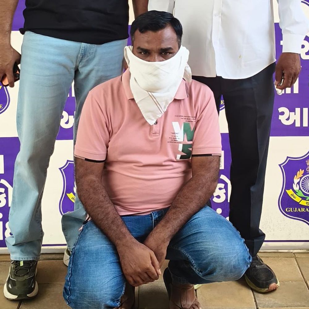 આણંદમાં બે વર્ષથી ફરાર પ્રોહિબિશનનો આરોપી ઝડપાયો:પેરોલ ફર્લો સ્ક્વોડે ટાઉન હોલ પાસેથી મોહસીનખાન પઠાણને દબોચ્યો
