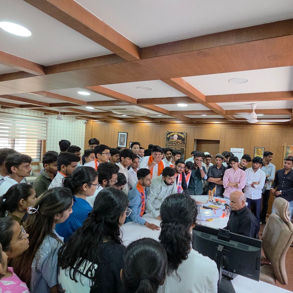 ગોવિંદ ગુરુ યુનિવર્સિટીમાં ફી વધારા સામે ABVPનો વિરોધ:પાંચ દિવસમાં નિર્ણય નહીં લેવાય તો આંદોલનની ચીમકી