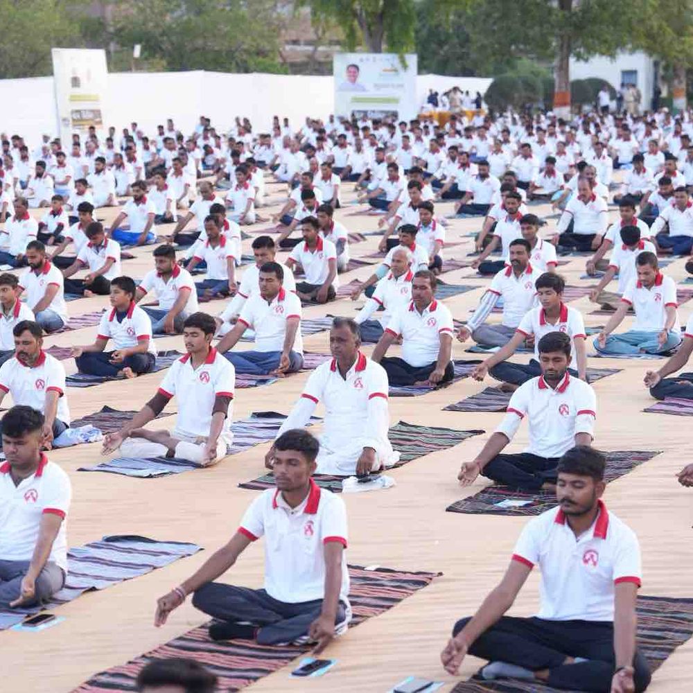 બનાસ ડેરીમાં યોગ શિબિર યોજાઈ:PM મોદીના 12 વર્ષનો સફળ કાર્યકાળ અને યોગ દિવસની સંયુક્ત ઉજવણી કરાઈ