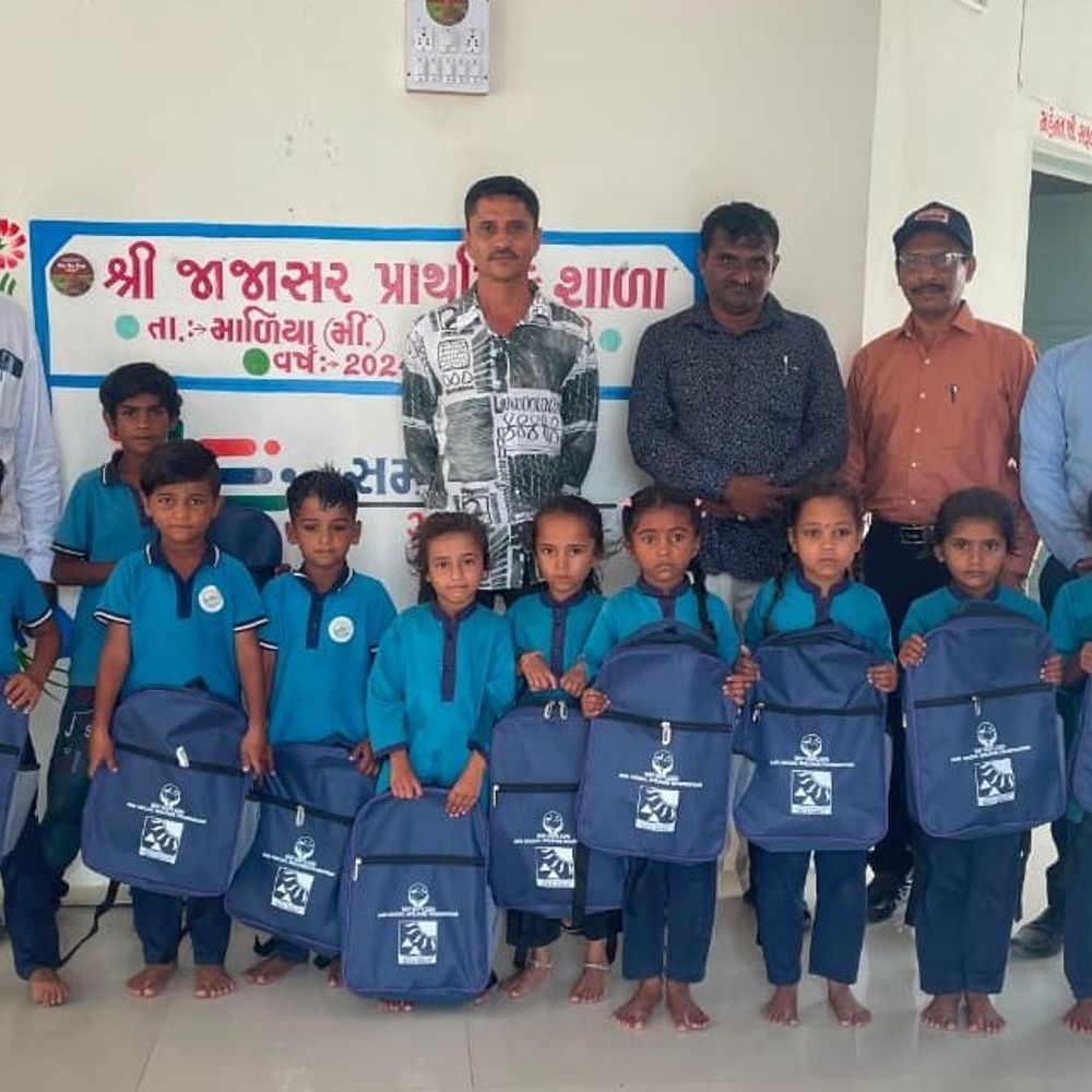 દેવ સોલ્ટ દ્વારા શાળા પ્રવેશોત્સવે શૈક્ષણિક કિટનું વિતરણ:શિક્ષણ પ્રોત્સાહન માટે વિદ્યાર્થીઓને સ્કૂલ બેગ, નોટબુક અપાઈ