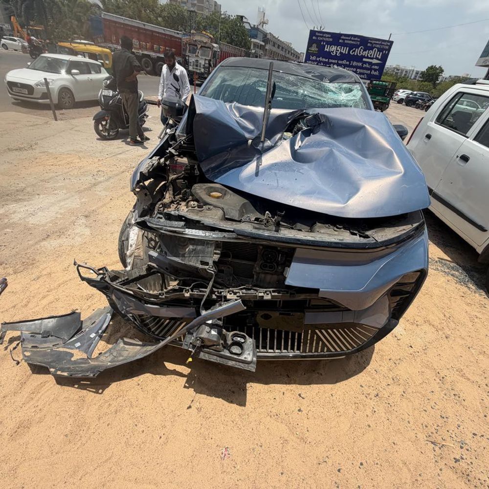 મોરબીમાં ટ્રક ડિવાઇડર કૂદી કાર સાથે અથડાયો:મહાનગરપાલિકા ચૂંટણીમાં કોંગ્રેસના વોર્ડ-3ના ઉમેદવાર પ્રવિણ વઘાસિયાની કારને નુકસાન, કોઈ જાનહાનિ નહીં