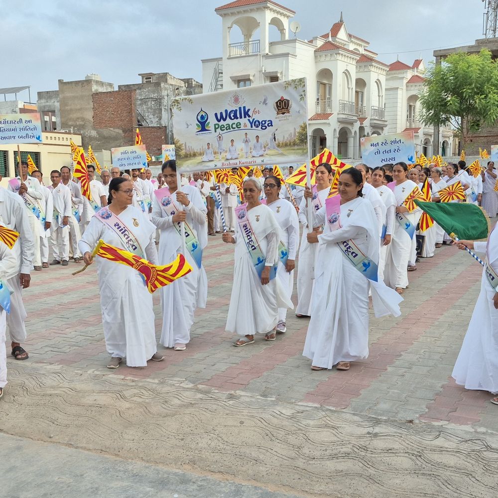 બ્રહ્માકુમારીઝ દ્વારા વિશ્વ શાંતિ માટે પીસ વૉક:મહેસાણામાં સેંકડો ભાઈ-બહેનો ‘વોક ફોર પીસ એન્ડ યોગા’માં જોડાયા